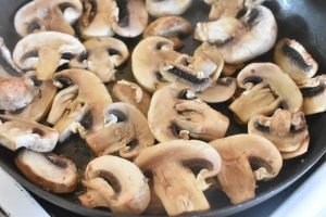 Champignon ristet i smør og hvidløg på pande
