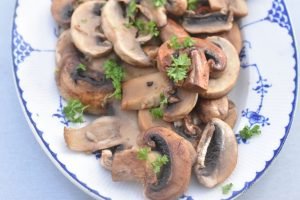 Champignon ristet i smør & hvidløg på pande