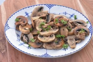 Champignon ristet i smør & hvidløg på pande