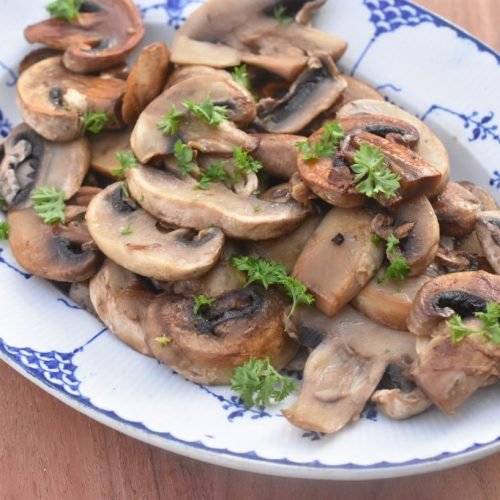 Champignon ristet i smør & hvidløg på pande