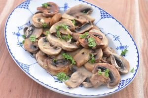 Champignon ristet i smør & hvidløg på pande