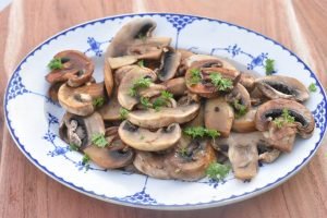 Champignon ristet i smør & hvidløg på pande