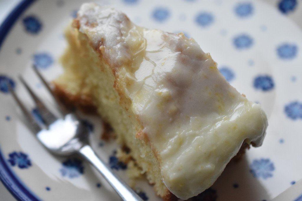 Citronkage med citronglasur - lækker svampet citronmåne