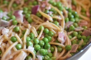 Pasta i lækker flødesauce med bacon, hvidløg og ærter