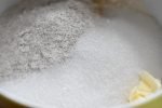 Pærecrumble med ingefær, sirup og vanilje - nem og lækker