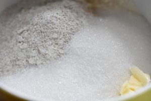 Pærecrumble med ingefær, sirup og vanilje - nem og lækker