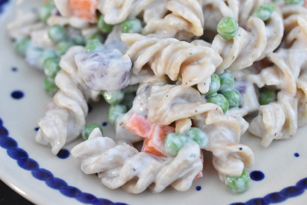 Pastasalat med creme fraiche, ærter og rødløg - frisk & lækker