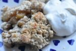Pærecrumble med ingefær, sirup og vanilje - nem og lækker