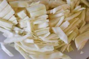 Hvidkålssalat med eddike dressing - nem salat