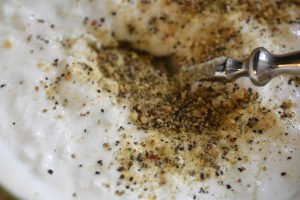 Kold kartoffelsalat med creme fraiche og purløg