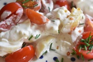 Kold kartoffelsalat med creme fraiche og purløg
