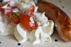 Kold kartoffelsalat med creme fraiche og purløg