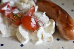 Kold kartoffelsalat med creme fraiche og purløg