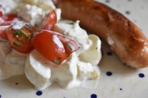 Kold kartoffelsalat med creme fraiche og purløg