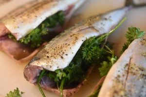 Grillet makrel med persille - makrel på grill 