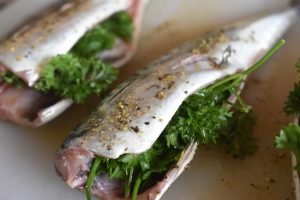 Grillet makrel med persille - makrel på grill 