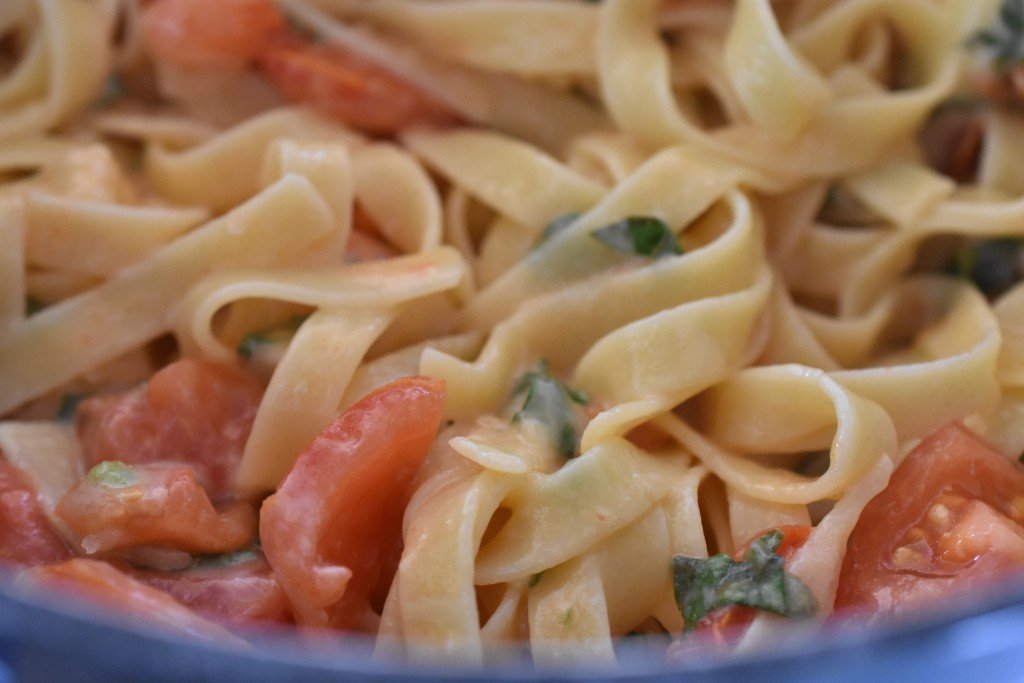 Pasta med tomat, basilikum, hvidløg og ost - cremet og lækker