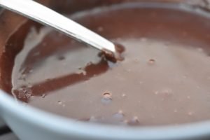 Chokoladekage med chokoladeglasur - svampet og lækker