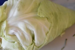 Spidskålssalat med citron og creme fraich