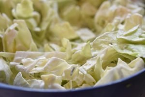Spidskålssalat med creme fraiche dressing