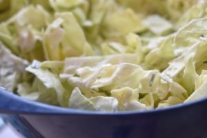 Spidskålssalat med citron og creme fraich