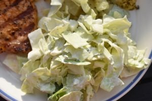 Spidskålssalat med creme fraiche dressing