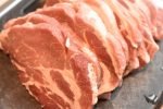 Koteletter i slow cooker - i lækker tomatflødesauce med porrer