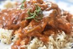 Koteletter i slow cooker med tomat flødesovs