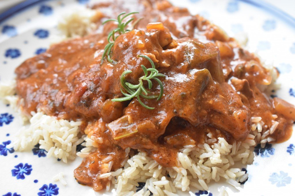 Koteletter i slow cooker - i lækker tomatflødesauce med porrer