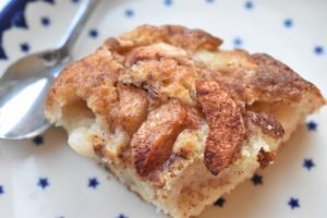 Æblekage med kanel i bradepande - nem og lækker