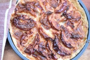 Æbletærte med karamel af kondenseret mælk