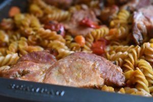 One pot pasta med koteletter - nemt og lækkert hverdagsmad