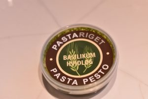 Tomatsalat med pesto - nem salat på 5 minutter