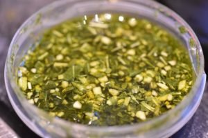 Tomatsalat med pesto - nem salat på 5 minutter