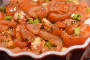Tomatsalat med pesto - nem salat på 5 minutter