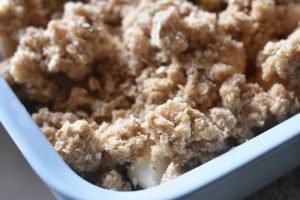Æble crumble kage med sirup og havregryn