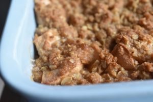 Æble crumble kage med sirup og havregryn