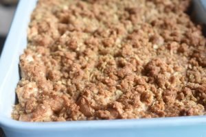 Æble crumble kage med sirup og havregryn