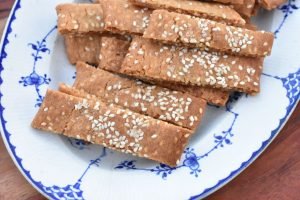 Sesam småkager - karamelsnitter med sesamfrø