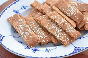 Sesam småkager - karamelsnitter med sesamfrø