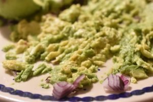 Guacamole med hvidløg og rødløg - nemt og lækkert avocadodip