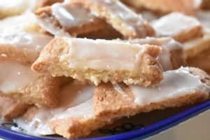 Fedtebrød med romglasur og nye friske med appelsinglasur