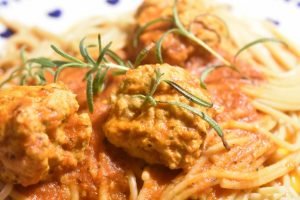 Kødboller i tomatsovs opskrift - nem aftensmad