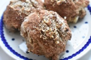 Julescones - nemme scones med julekrydderier, marcipan og rosiner