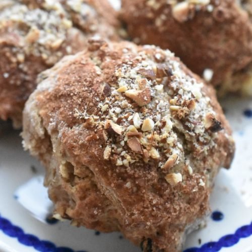 Julescones - nemme scones med julekrydderier, marcipan og rosiner