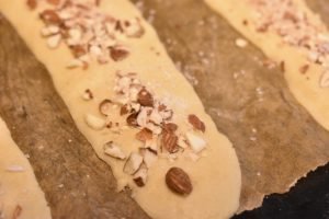 Karamelkager med Amaretto - sprøde karamelsnitter med mandler