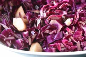 Rødkålssalat med appelsinsaft, æbler og rosiner