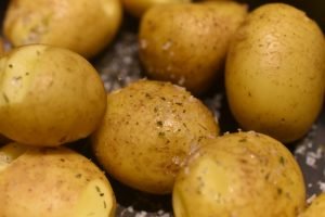 Små kartofler i ovn - ovnbagte med salt og olie