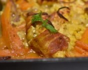 Bagt kylling i baconsvøb - med grøntsager, karry og kokosmælk