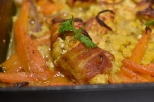 Kylling med bacon karry & kokosmælk - opskrift
